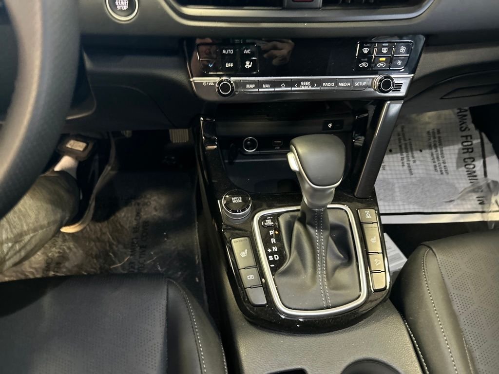 Used 2024 White Kia SX image 22
