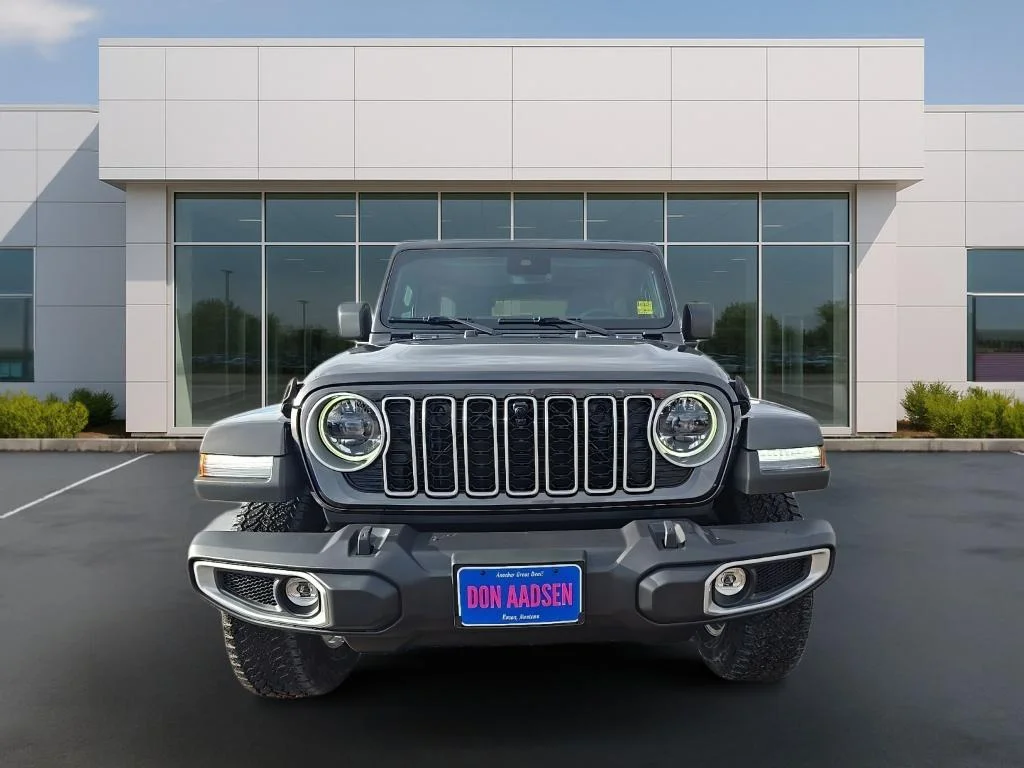 New 2025 Granite Crystal Metallic Clear-Coat Exterior Paint Jeep Sahara image 8