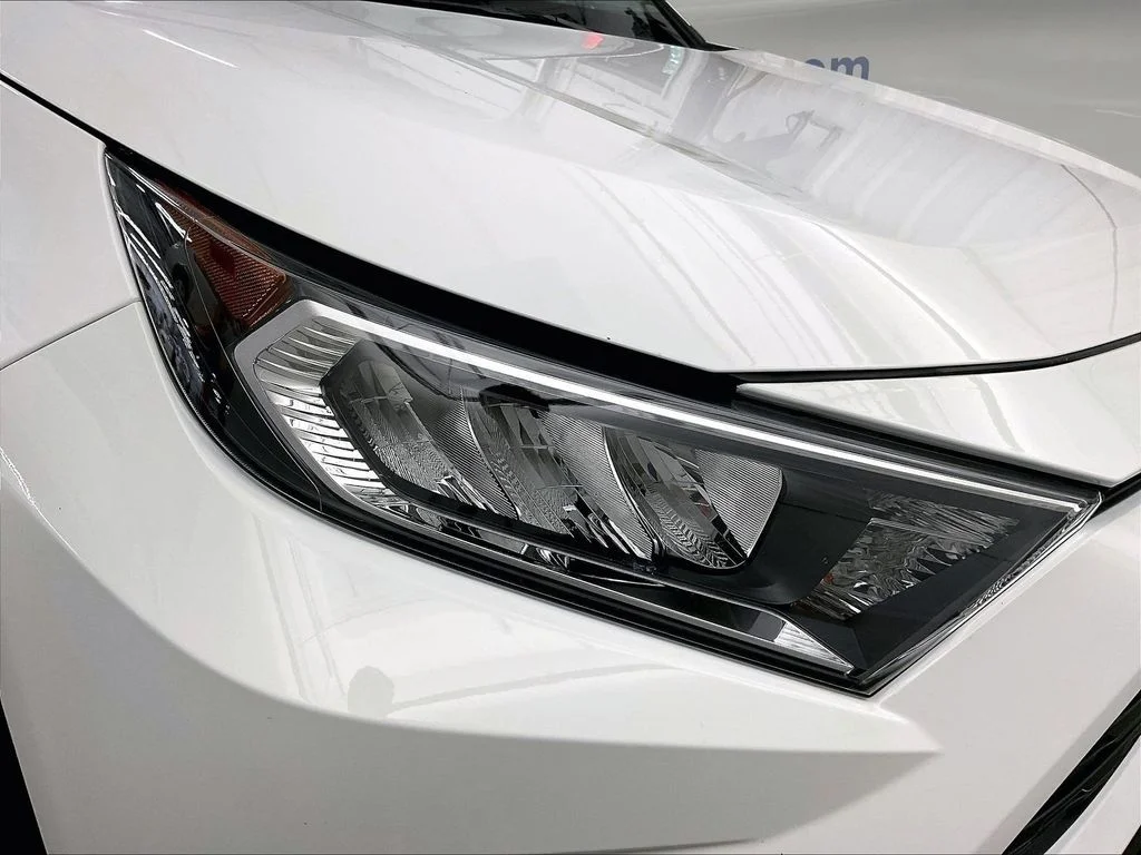 Used 2020 White Toyota XLE image 33