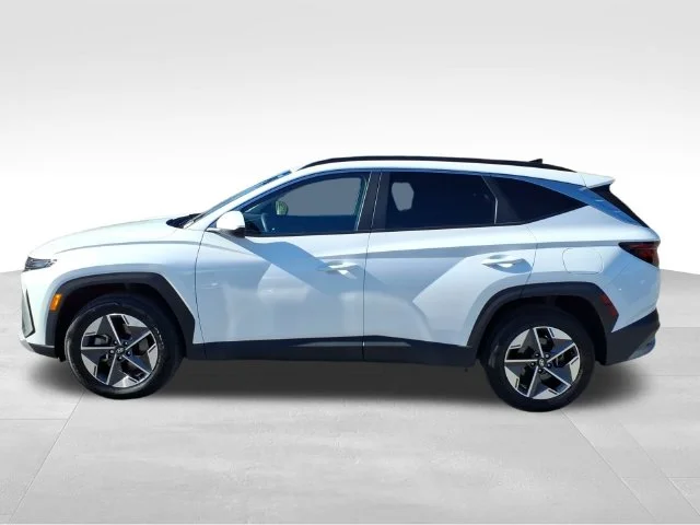 Used 2025 White Hyundai SEL image 3