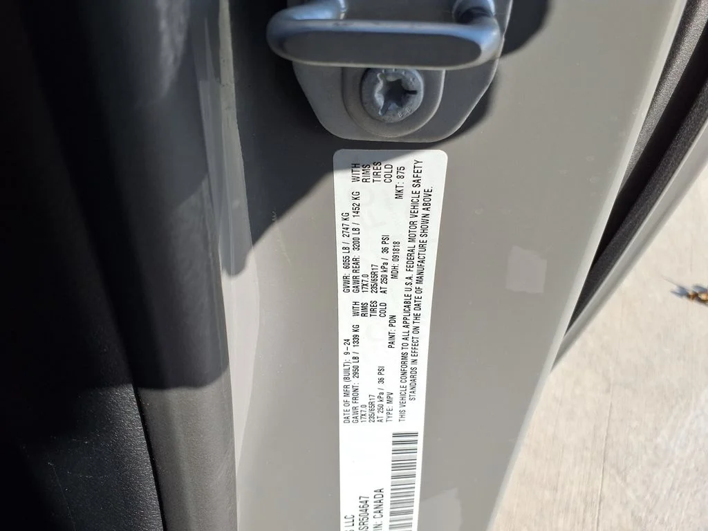Used 2025 White Chrysler Select image 38