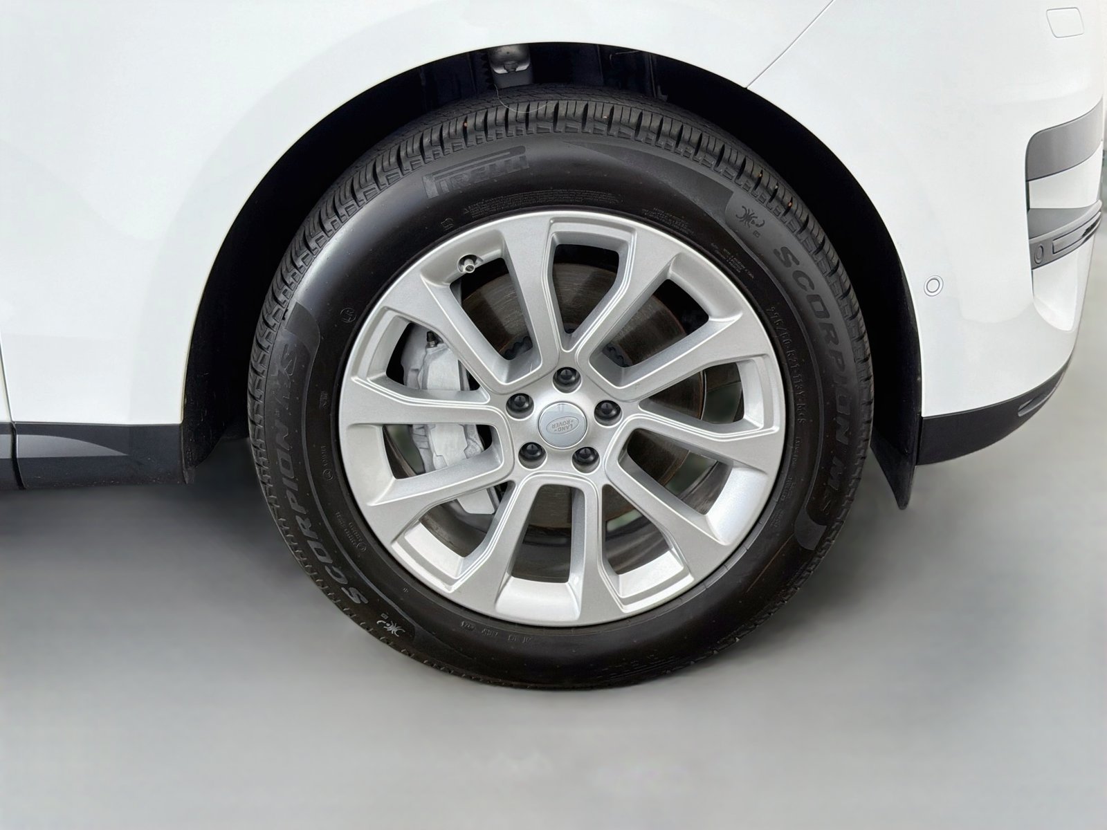 Certified Used 2025 Fuji White Land Rover SE image 36