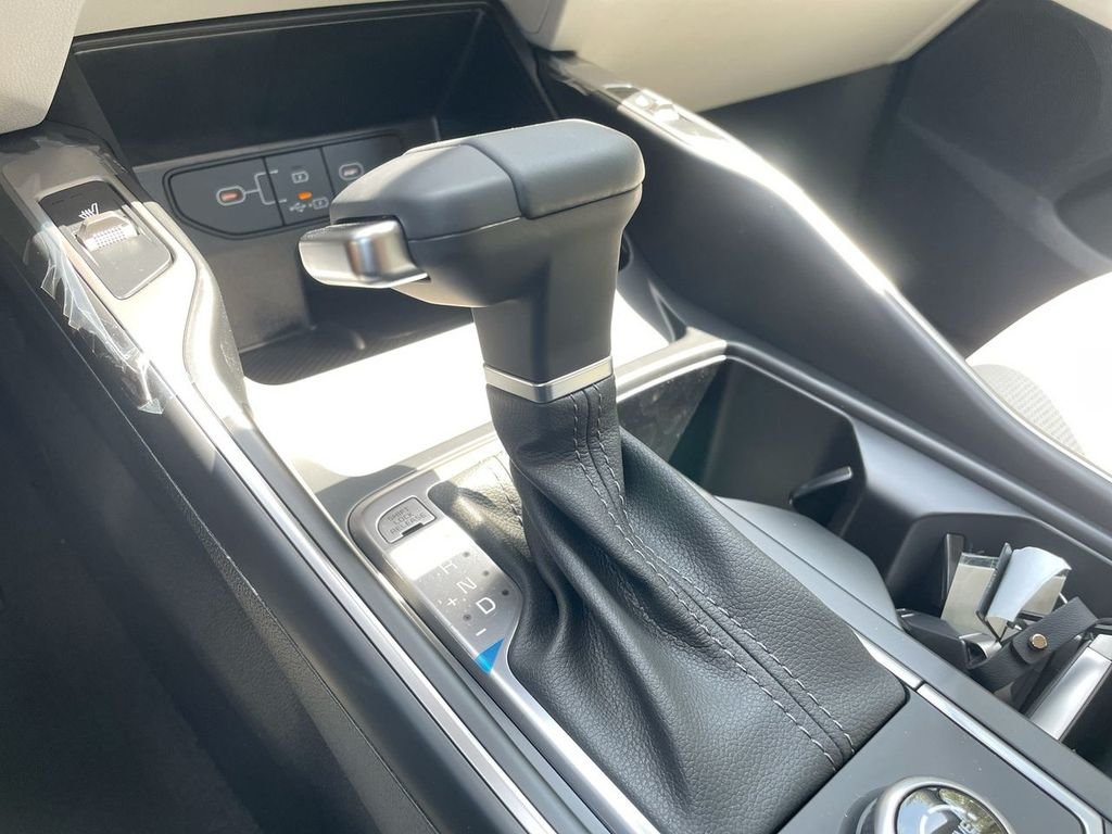 Used 2026 White Kia S image 48