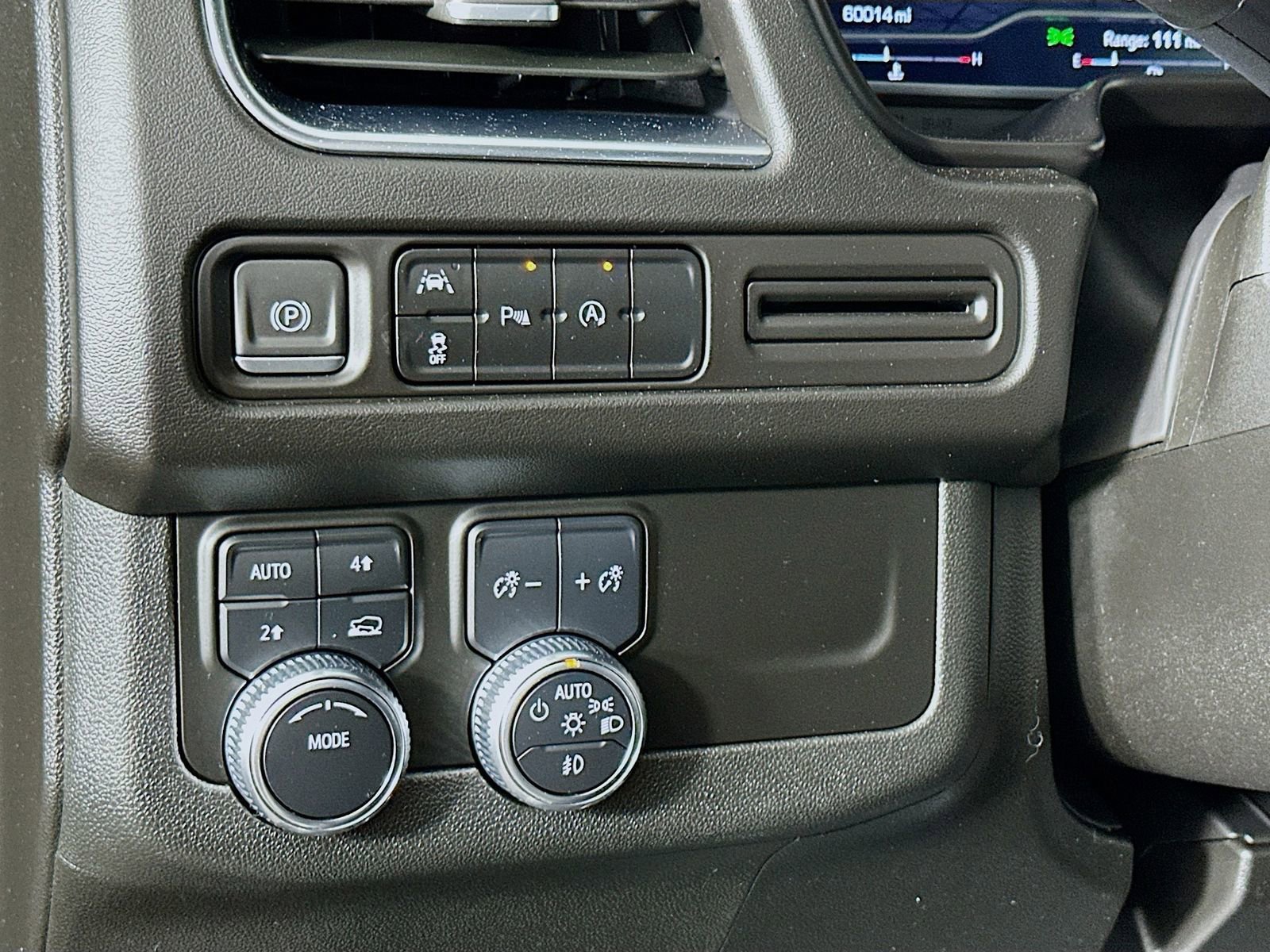 2023 GMC Yukon SLT - Photo 13