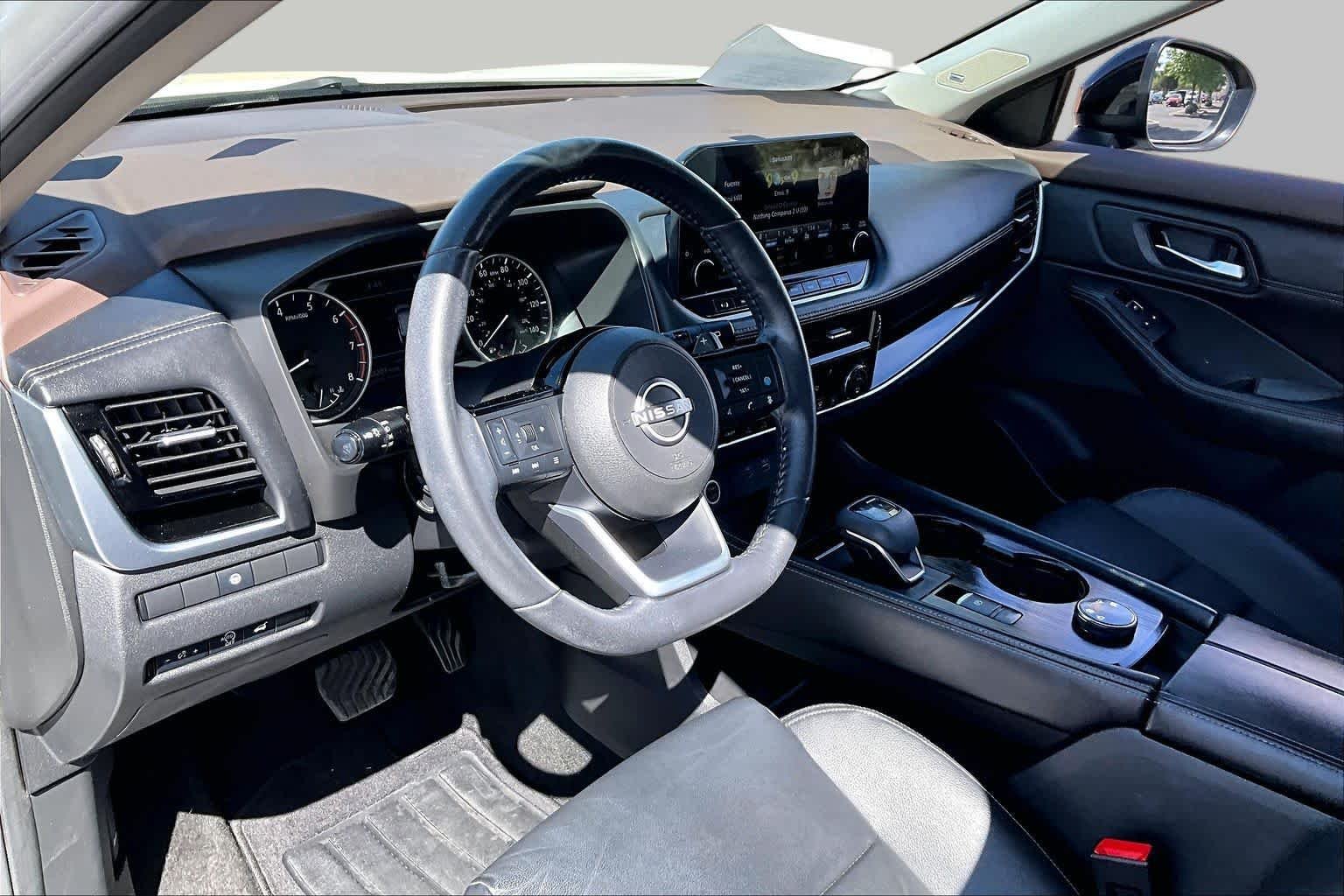 Used 2023 Pearl White Tricoat/Super Black Nissan SL image 15