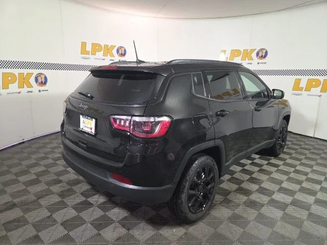New 2026 Diamond Black Crystal Pearl-Coat Exterior Paint Jeep Latitude image 7