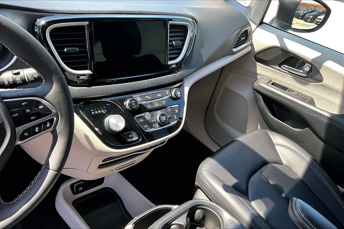 Used 2023 Black Chrysler Touring L image 18