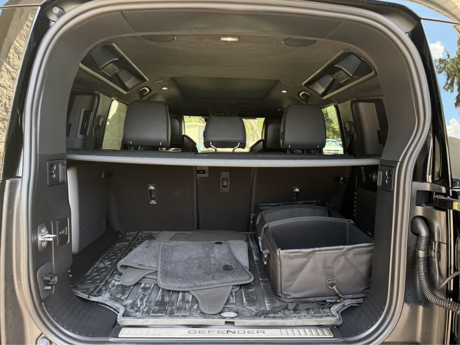2026 Land Rover Defender OCTA Black - Photo 22