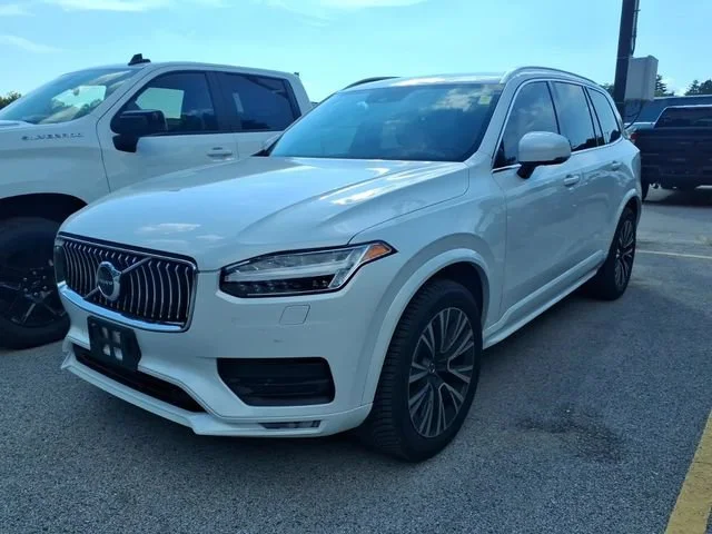 Used 2021 White Volvo T6 Momentum 7 Passenger image 1