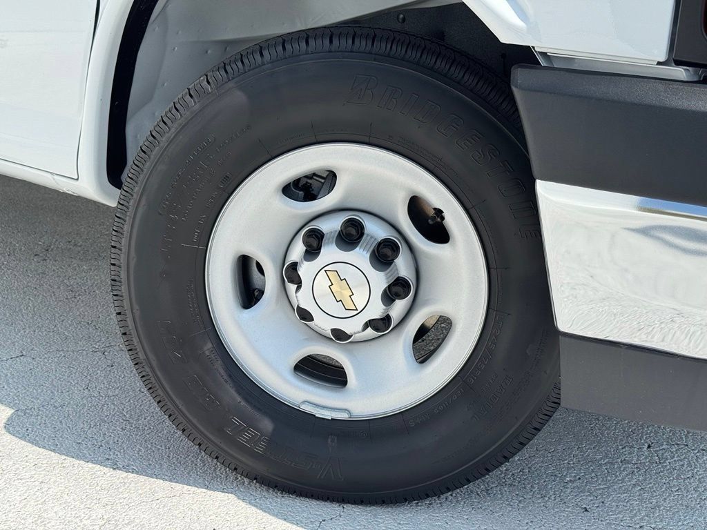 New 2026 Summit White Chevrolet WT image 5