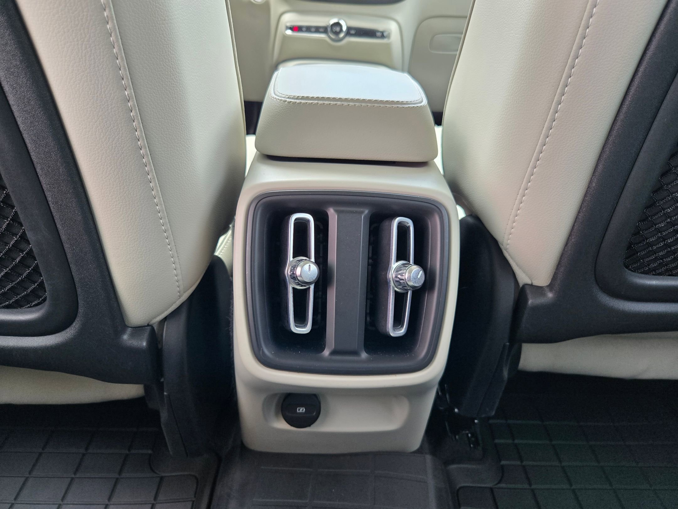 Used 2022 Denim Blue Metallic Volvo Momentum image 35