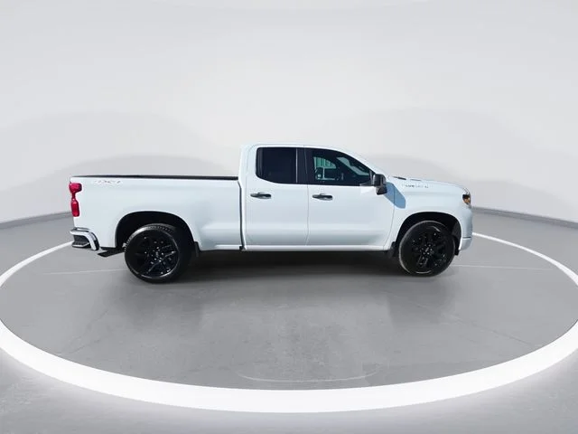 Used 2025 White Chevrolet Custom image 9