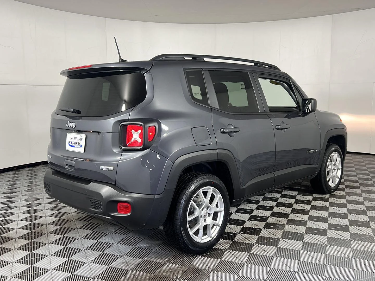 Used 2022 Graphite Gray Jeep Latitude image 9
