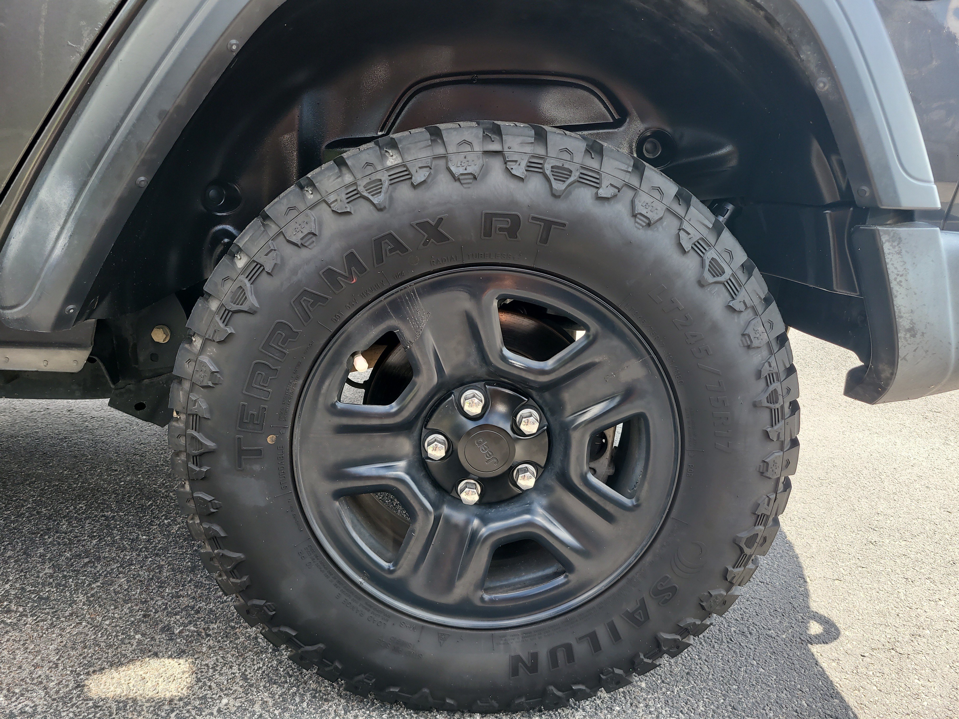 Used 2019 Granite Crystal Metallic Clearcoat Jeep Sport image 8