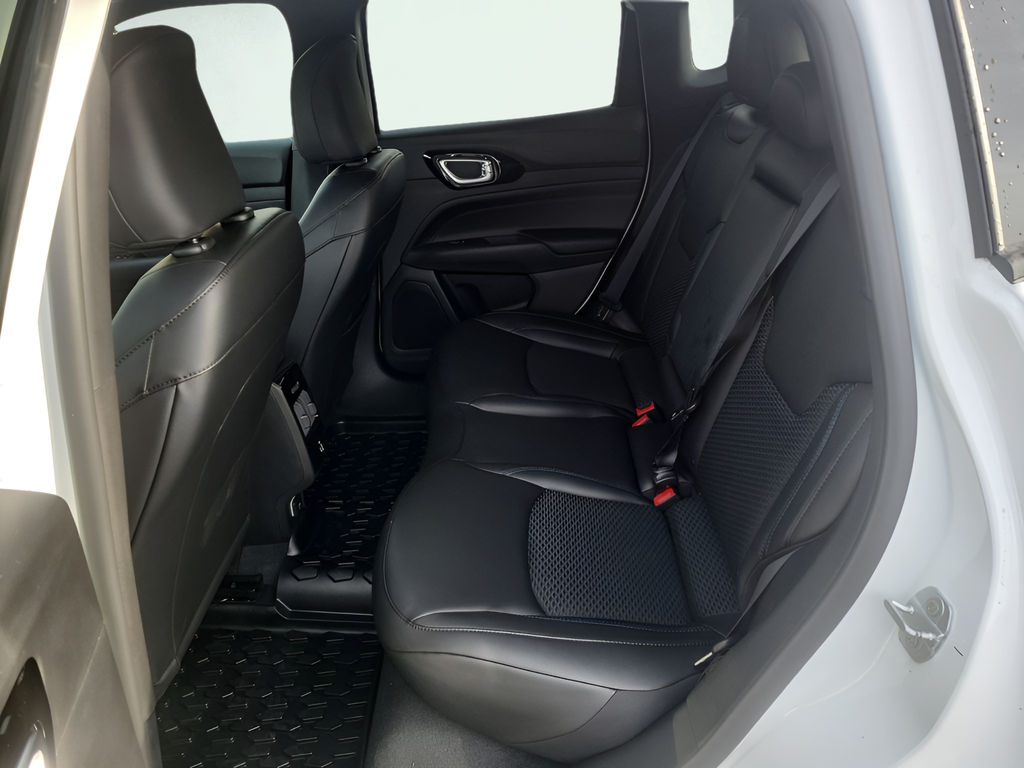 New 2026 Bright White Clear-Coat Exterior Paint Jeep Latitude image 23
