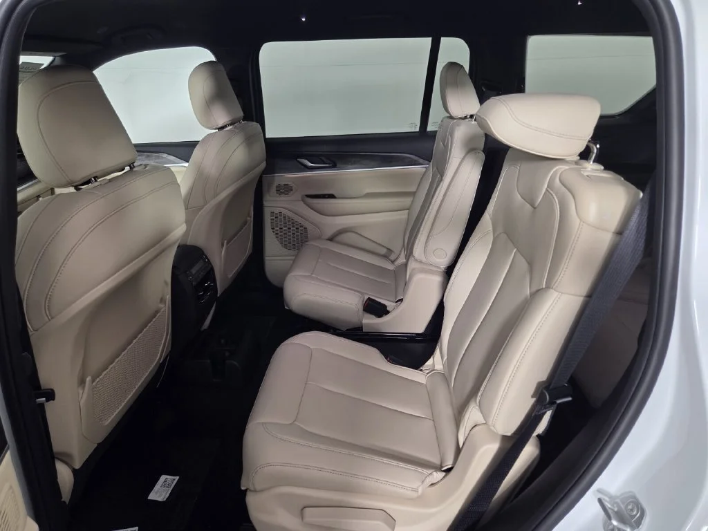New 2026 Bright White Clear-Coat Exterior Paint Jeep Limited image 18