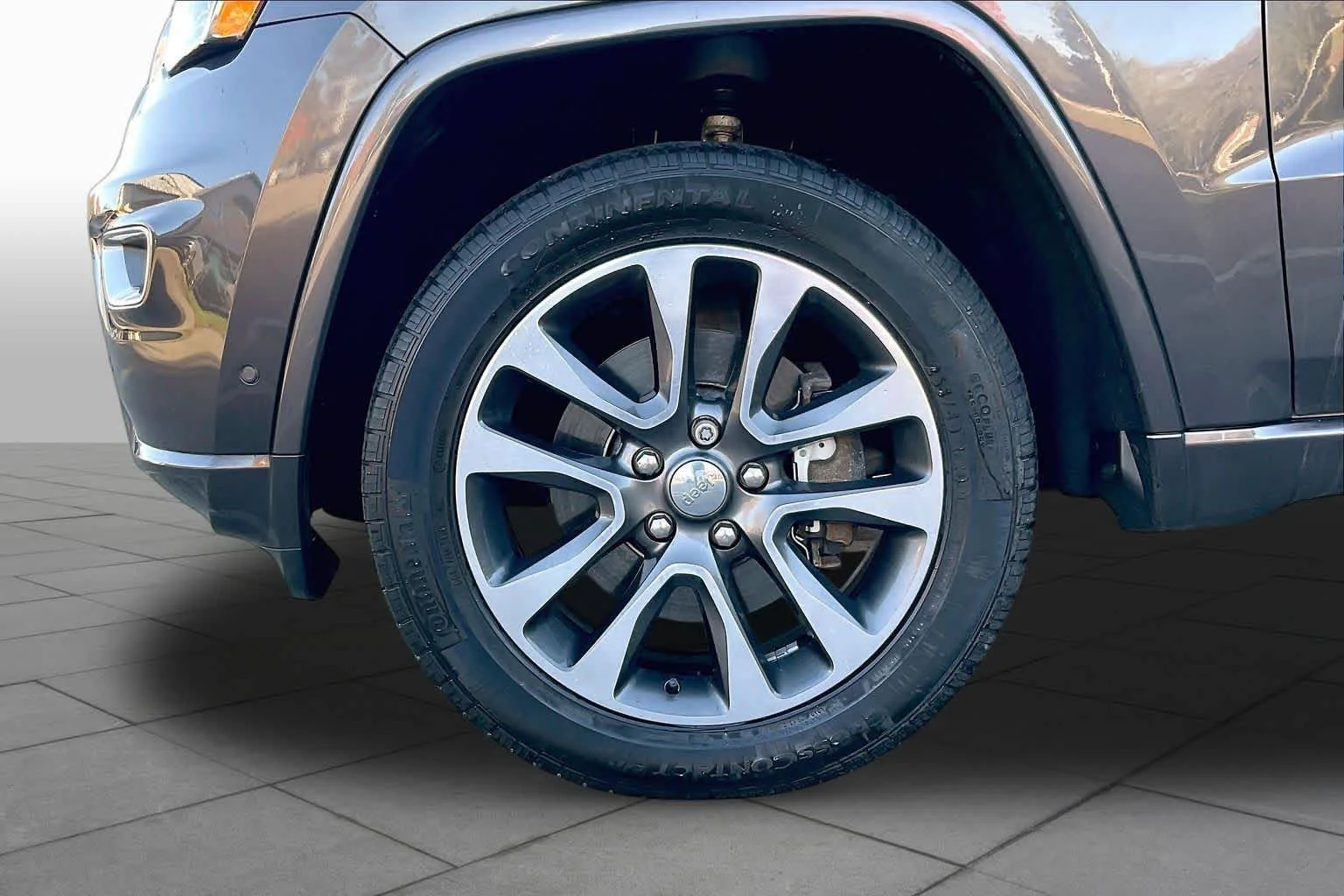 Used 2017 Granite Crystal Metallic Clearcoat Jeep Overland image 9