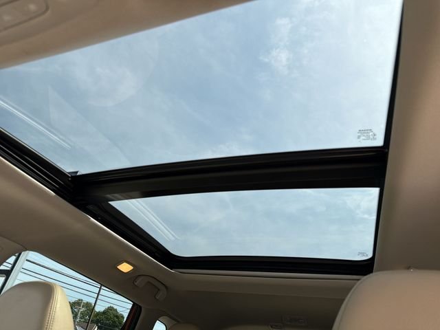 Used 2019 Red Nissan SL image 23