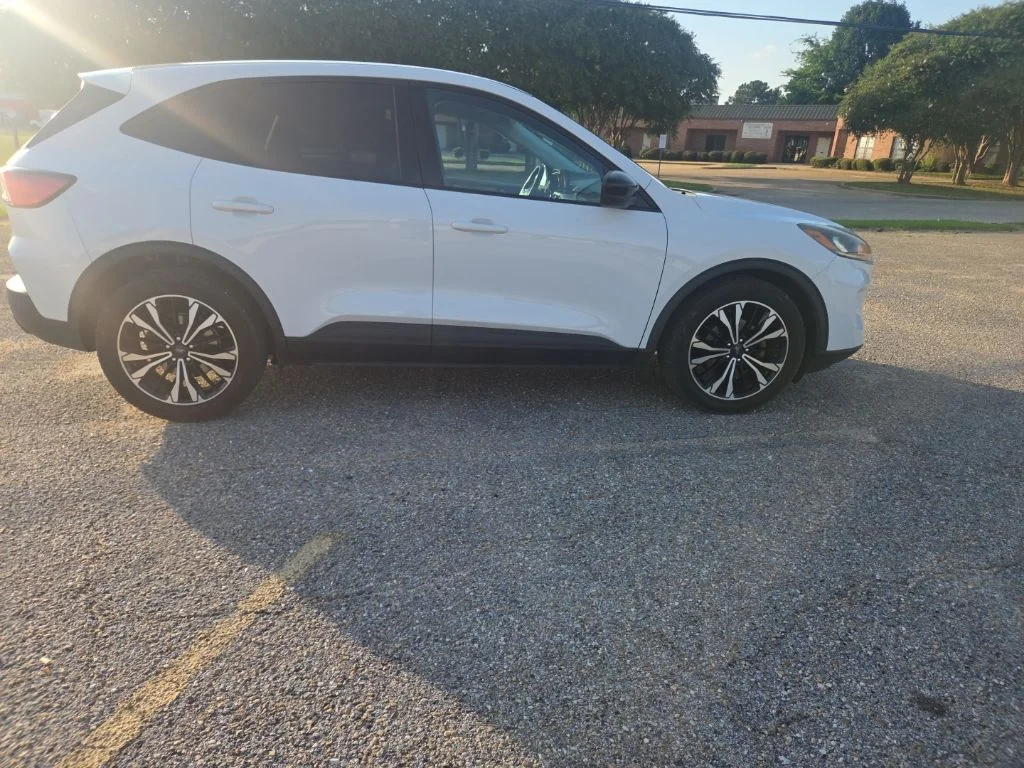 Used 2021 White Ford SE image 15