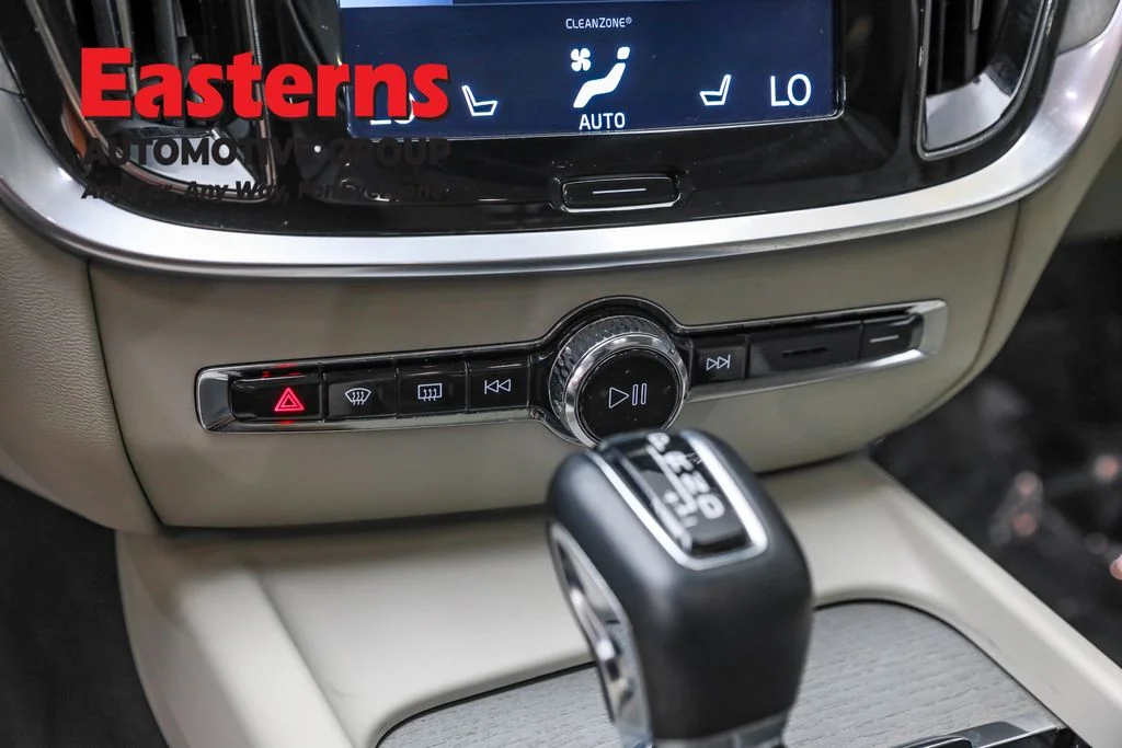 Used 2022 Black Volvo T5 image 19