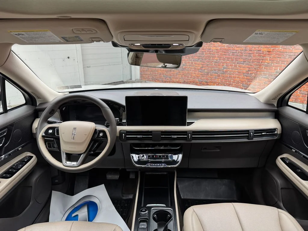 Used 2023 Pearl Metallic Lincoln Standard image 12