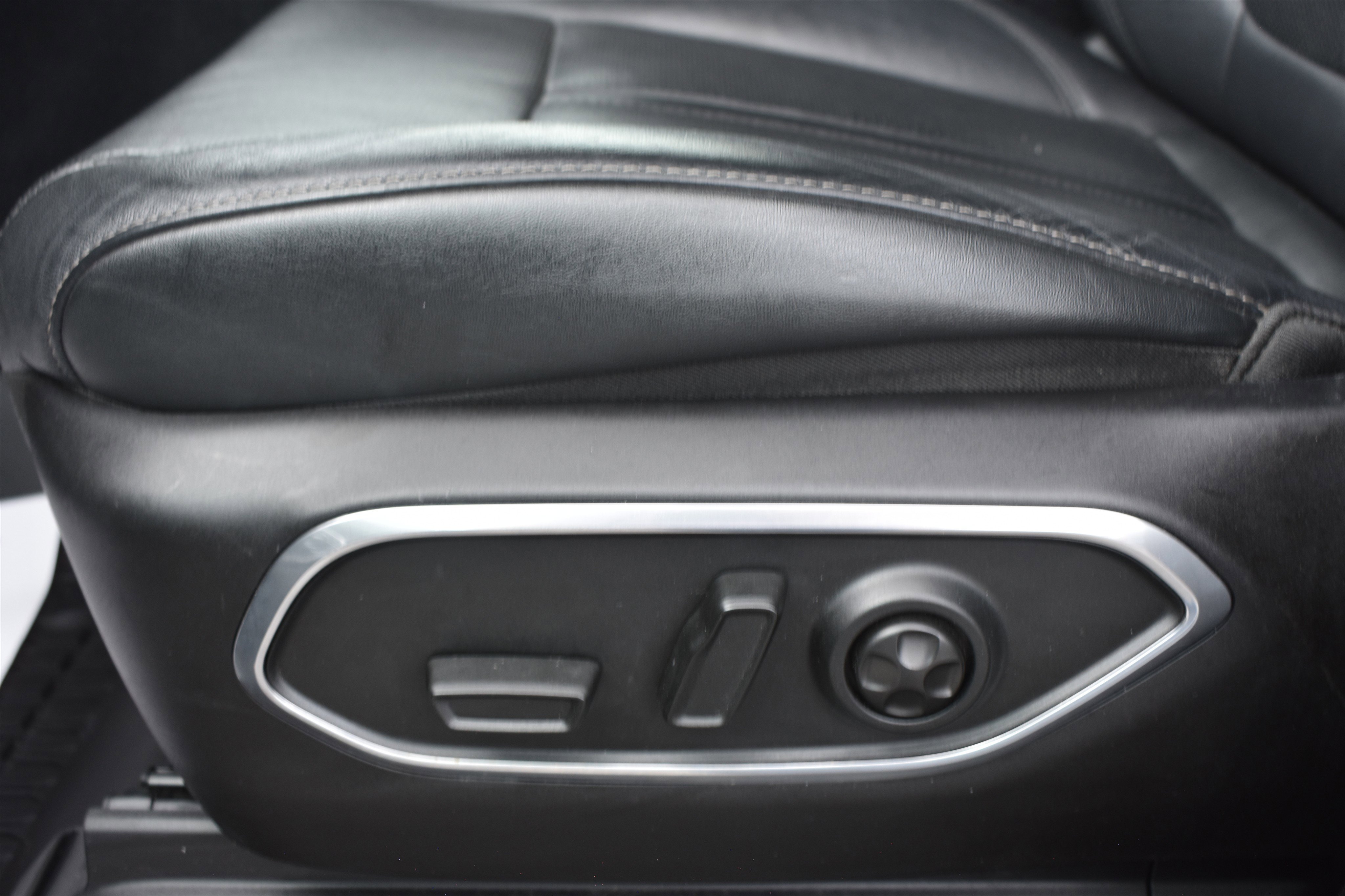Used 2023 Diamond Black Crystal Pearlcoat Jeep Series II image 13
