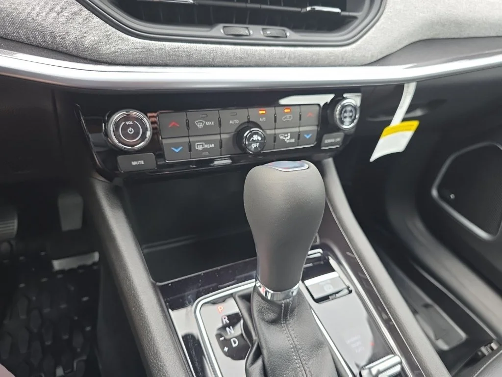 New 2026 Bright White Clear-Coat Exterior Paint Jeep  image 16