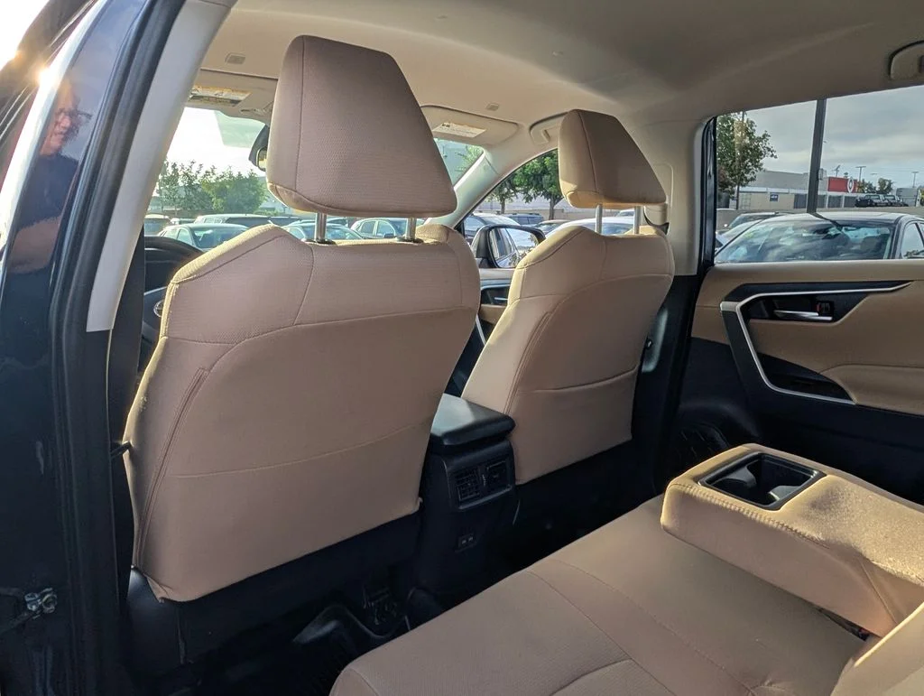 2025 Toyota RAV4 XLE - Photo 13
