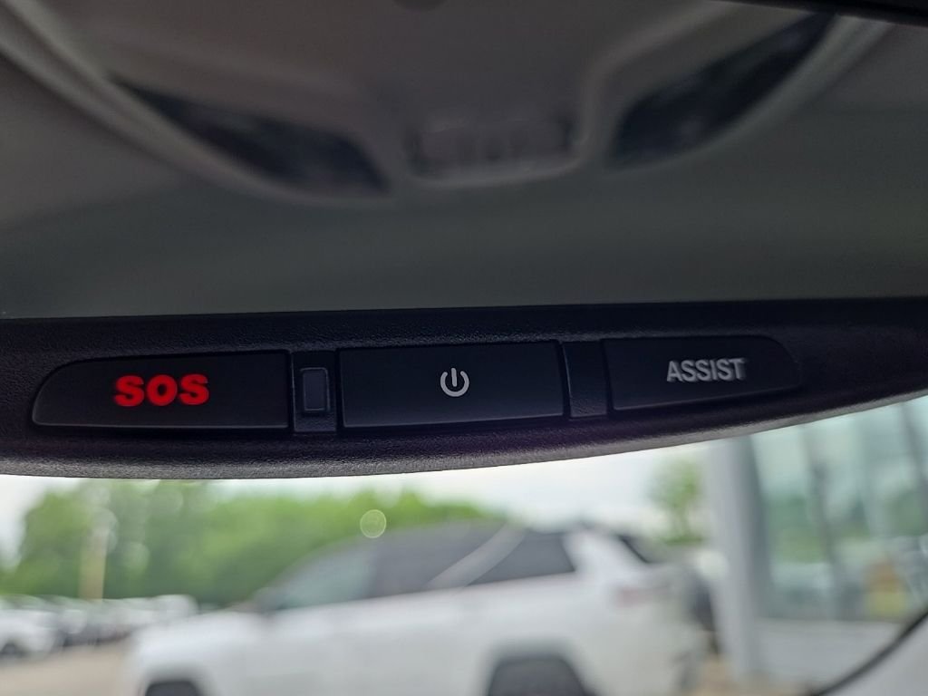 Used 2018 White Jeep Latitude image 63