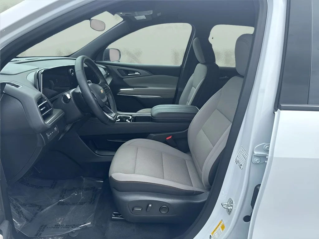 Used 2025 White Chevrolet LT image 9