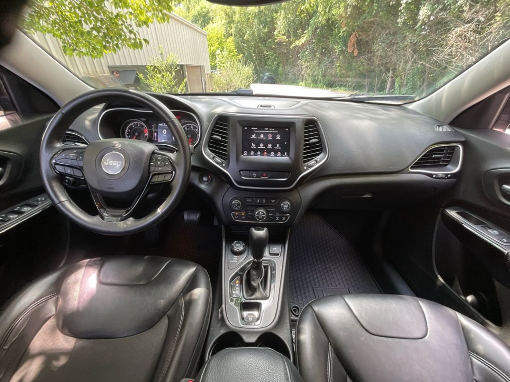 Used 2019 Black Jeep Latitude Plus image 18