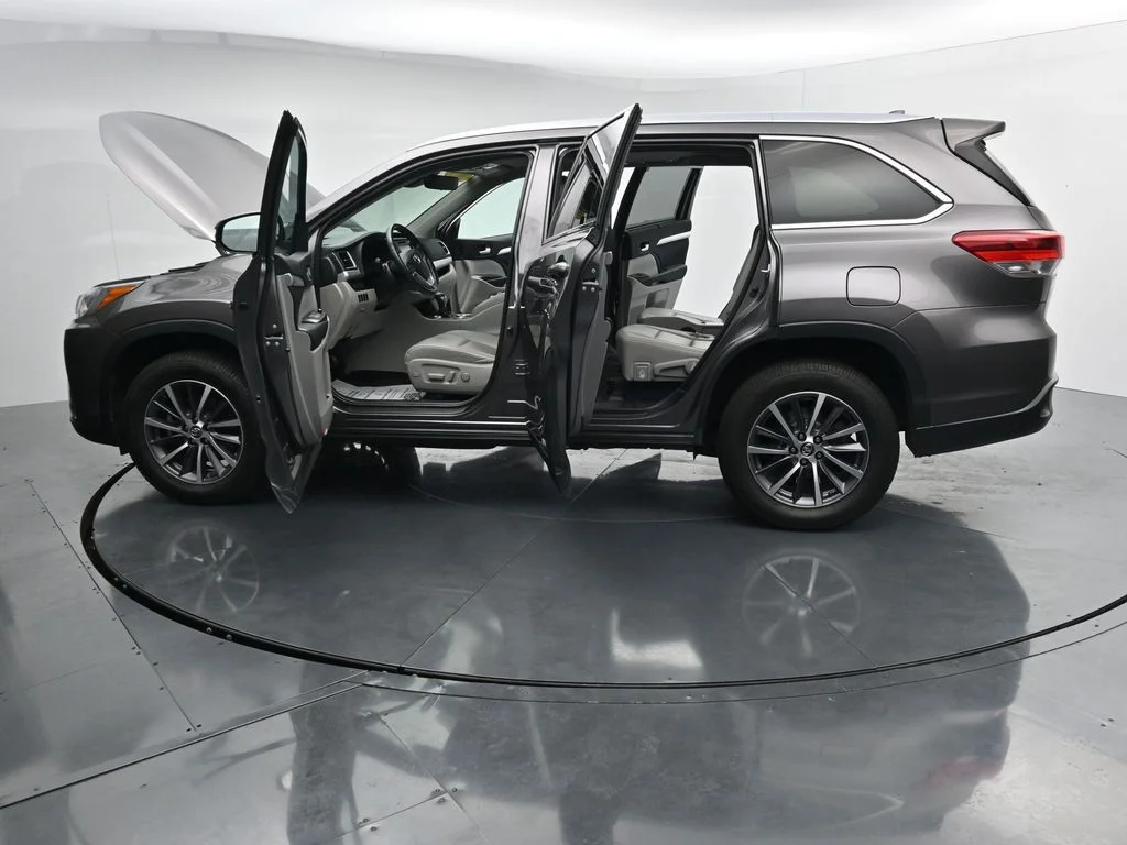 Used 2019 Gray Toyota XLE image 41