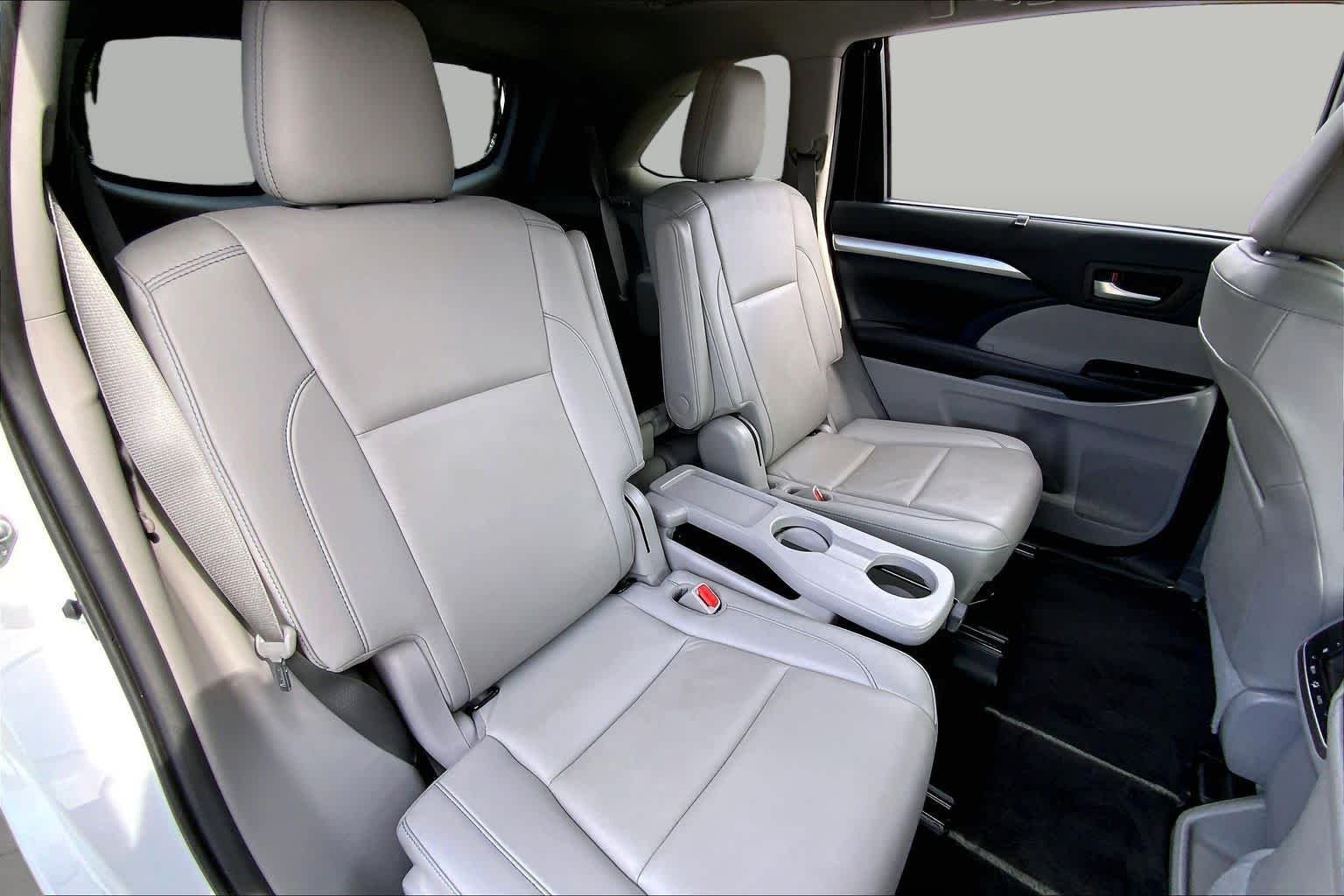 Used 2019 Blizzard Pearl Toyota XLE image 20