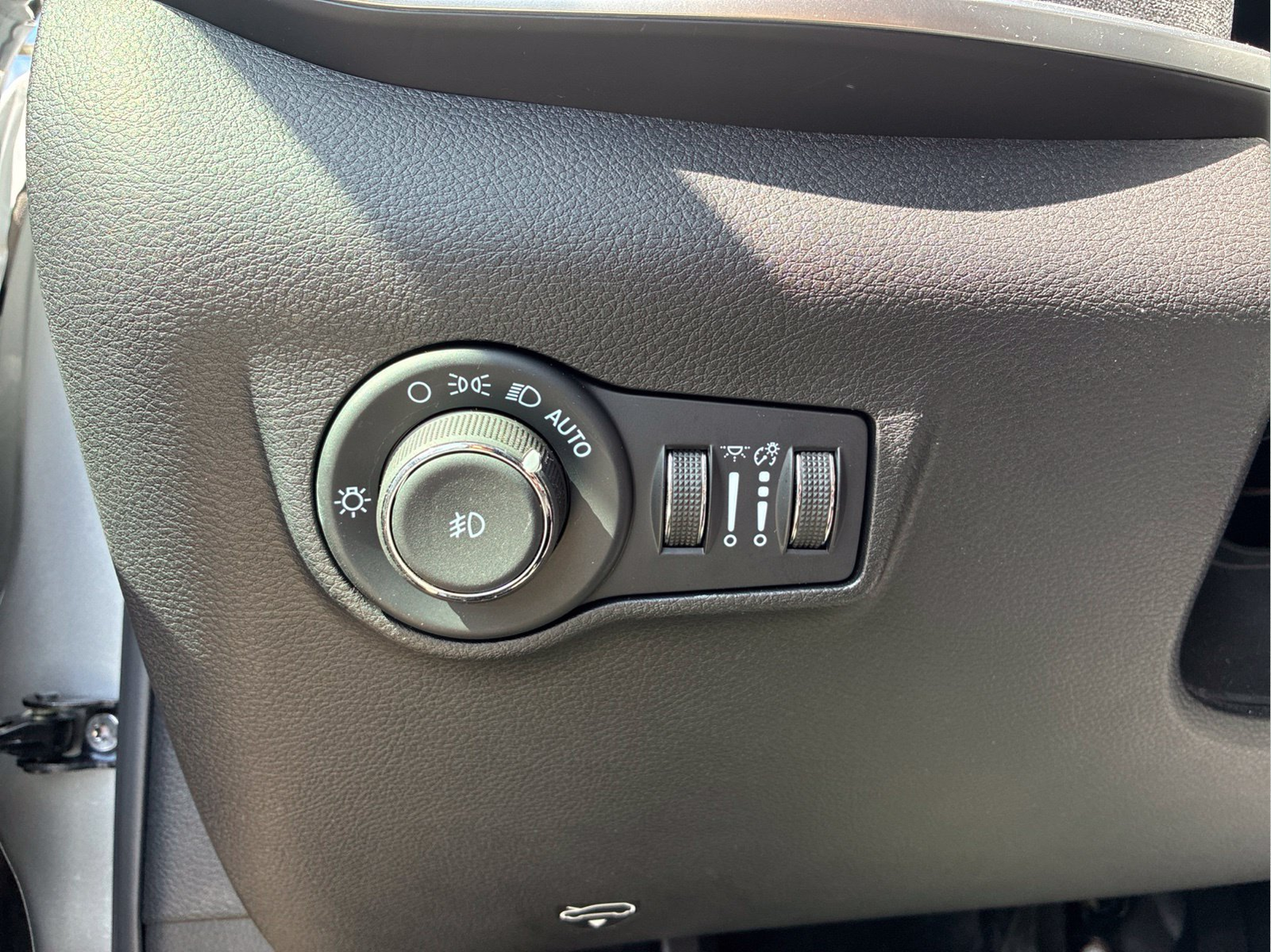 Used 2025 Silver Jeep Latitude image 24