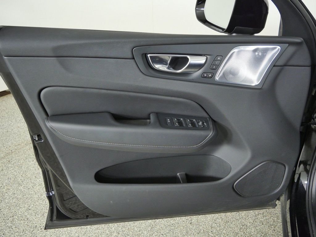 Used 2025 Black Volvo T8 Ultra Black Edition image 33