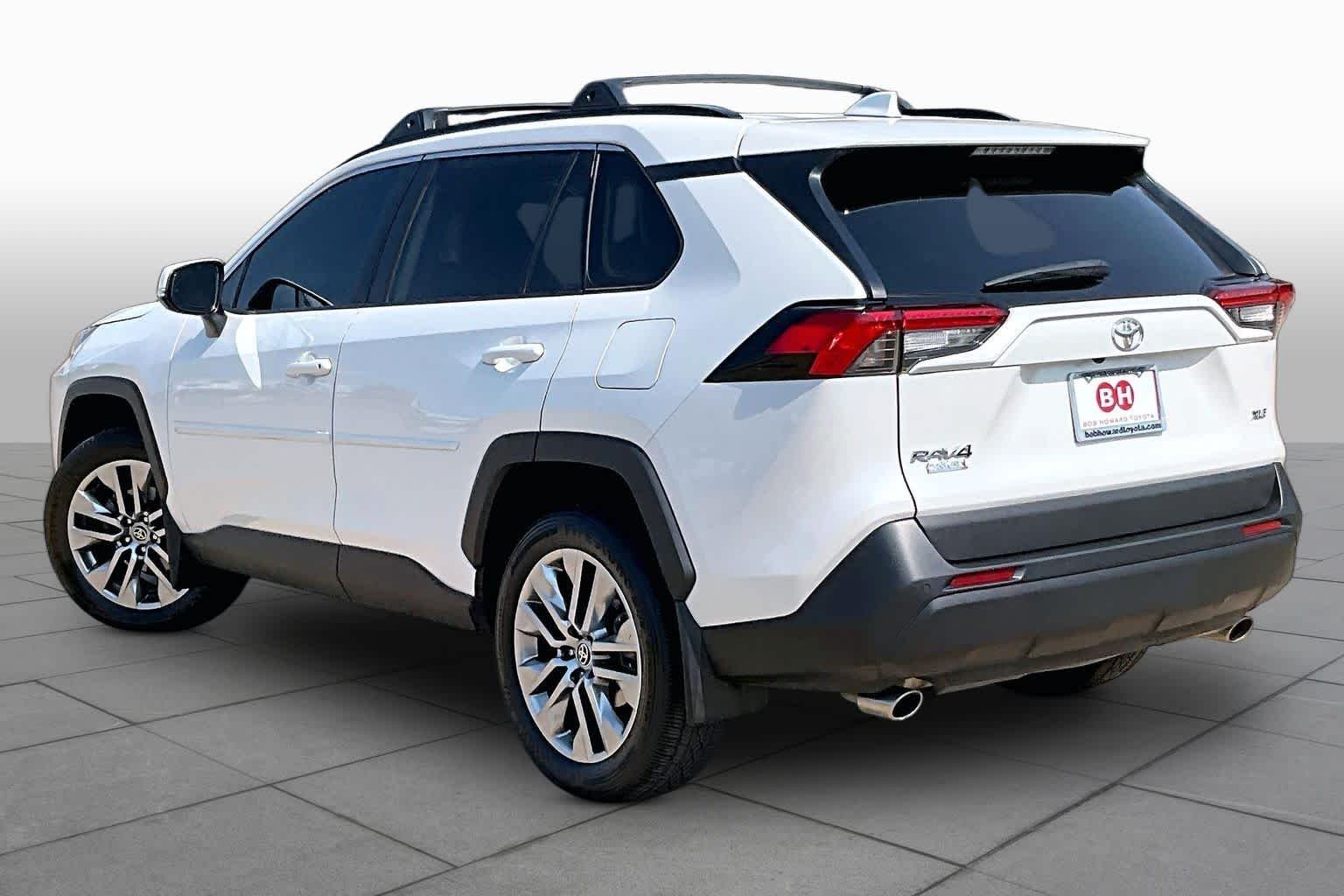 Used 2023 Wind Chill Pearl Toyota XLE Premium image 12