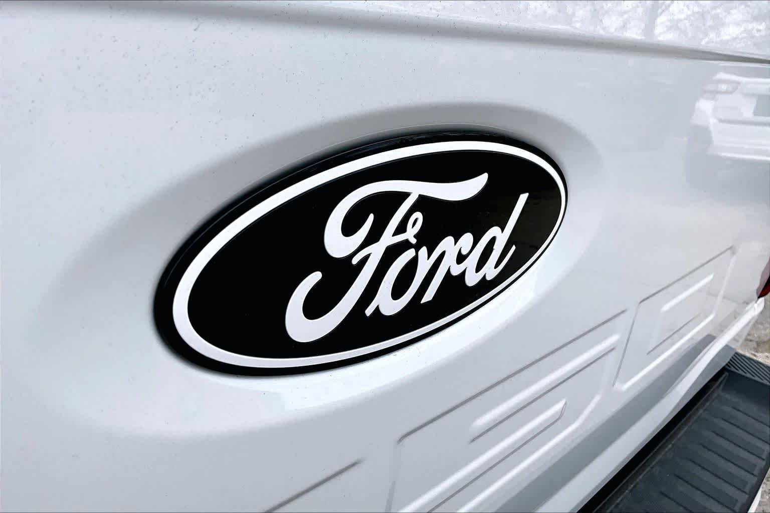 Used 2025 Star White Metallic Tri-Coat Ford LARIAT image 30