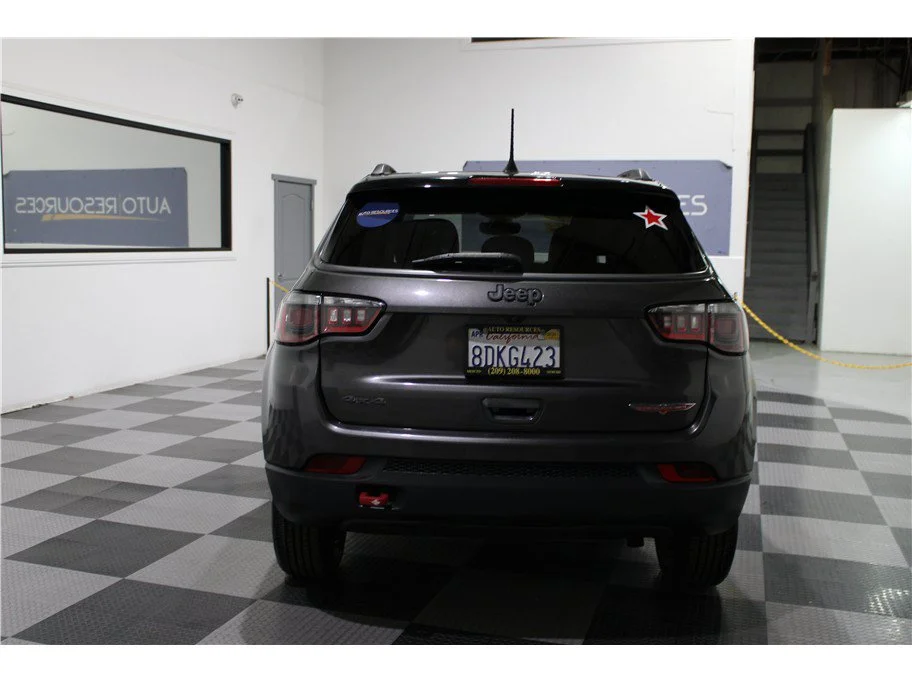 Used 2018 Granite Crystal Metallic Clearcoat Jeep Trailhawk image 5