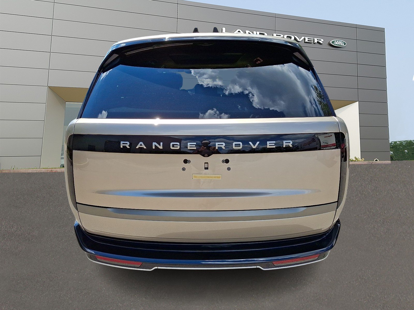 New 2026 Batumi Gold Land Rover P400 SE 7 Seat image 7