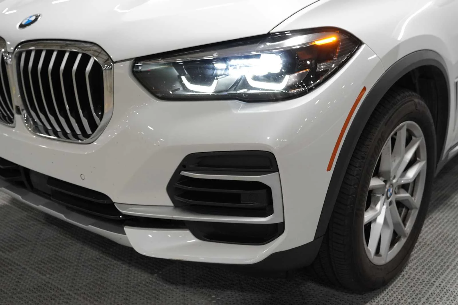 Certified Used 2023 Mineral White Metallic BMW xDrive40i image 7