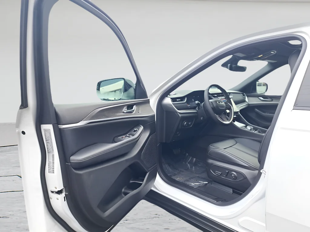 New 2025 Bright White Clear-Coat Exterior Paint Jeep Limited image 9