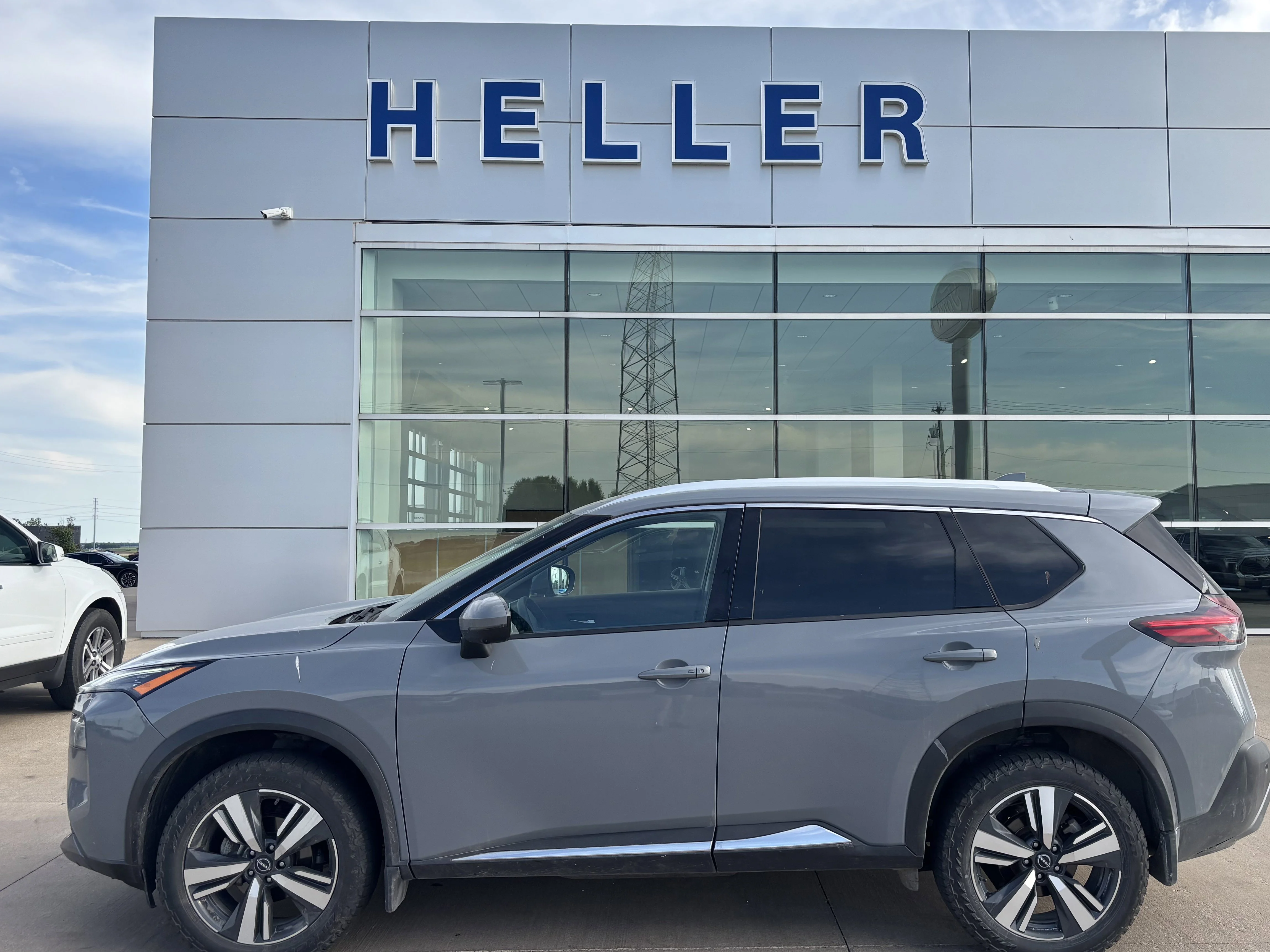 Used 2023 Boulder Gray Pearl Nissan SL image 3