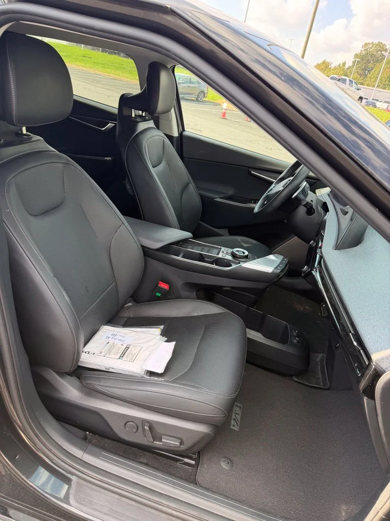 Used 2023 Gray Kia Wind image 4