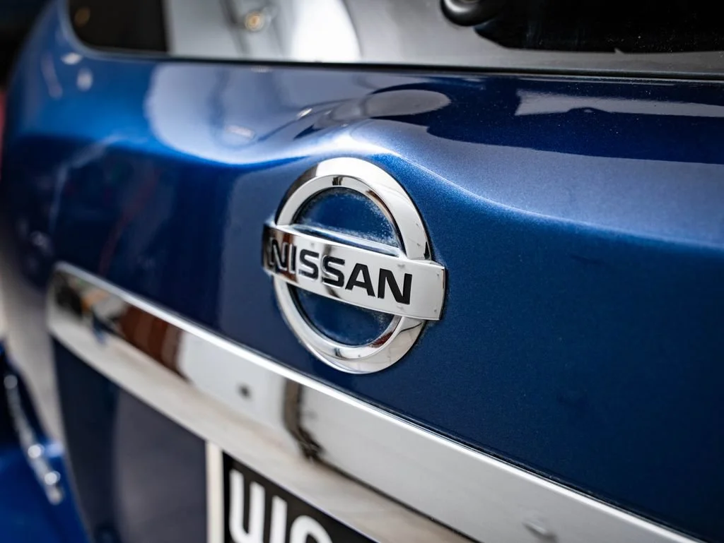 Used 2018 Caspian Blue Nissan SL image 17