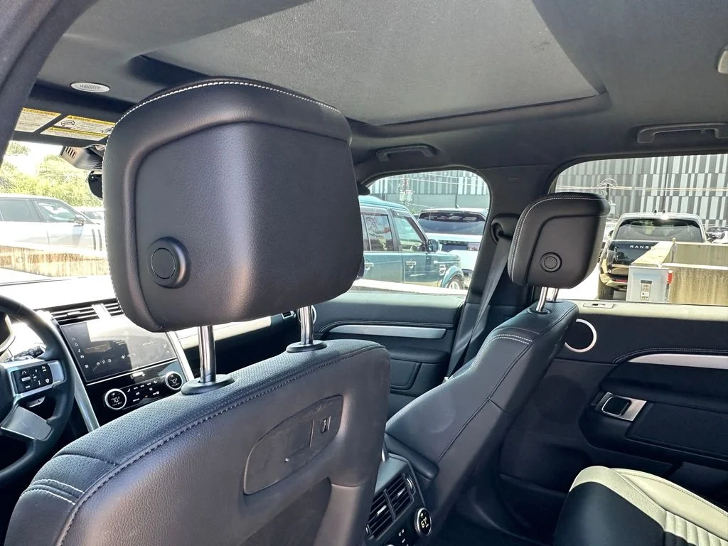 Used 2025  Land Rover Dynamic SE image 28