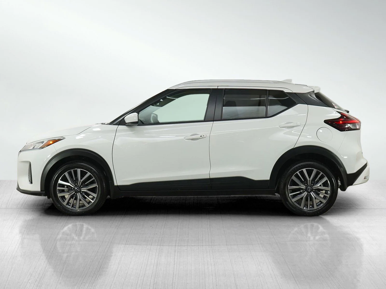 Used 2024 Nissan Kicks SV with VIN 3N1CP5CV5RL510831 for sale in Burnsville, Minnesota
