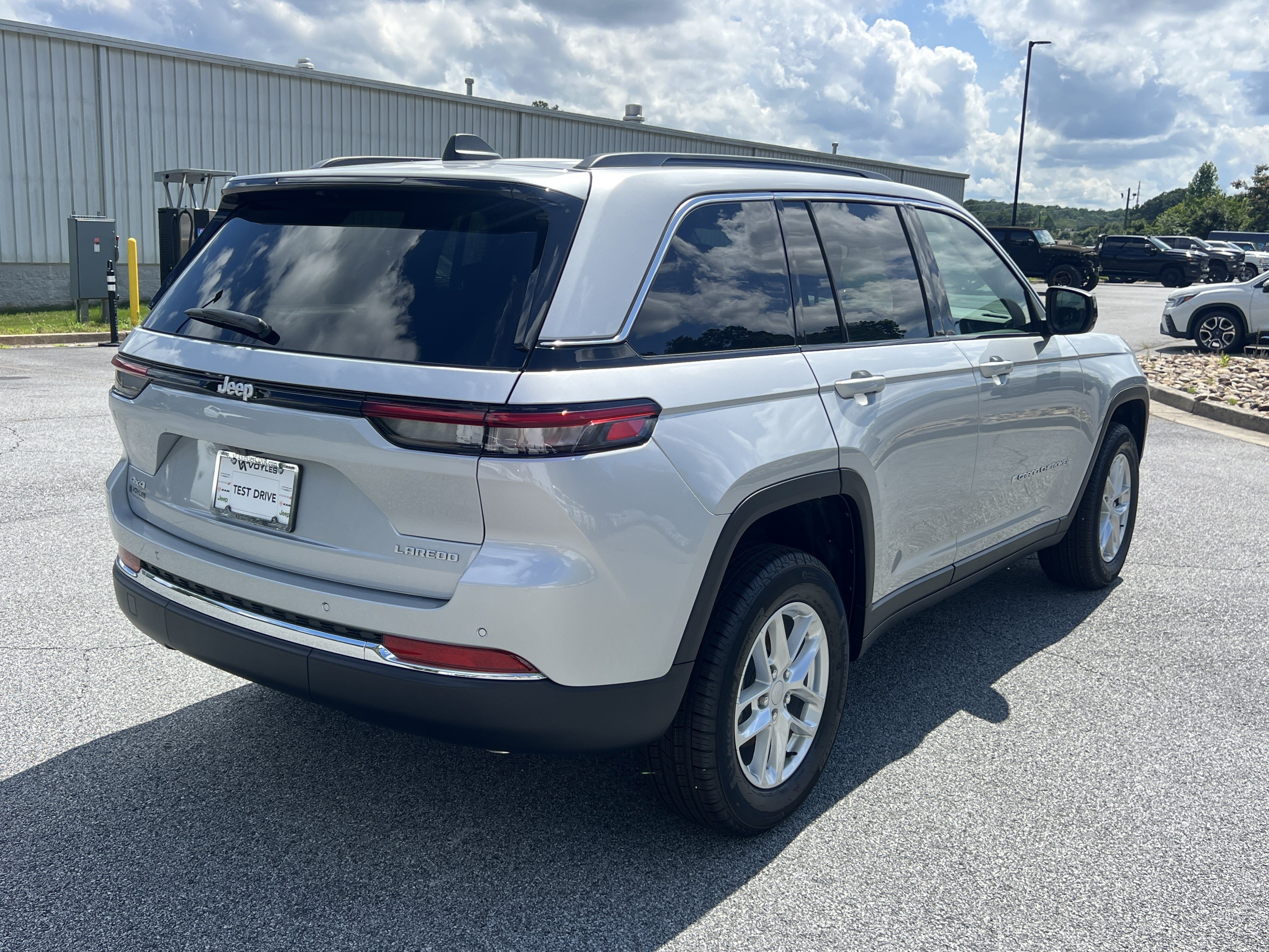 New 2026 Silver Zynith Jeep Laredo X image 8