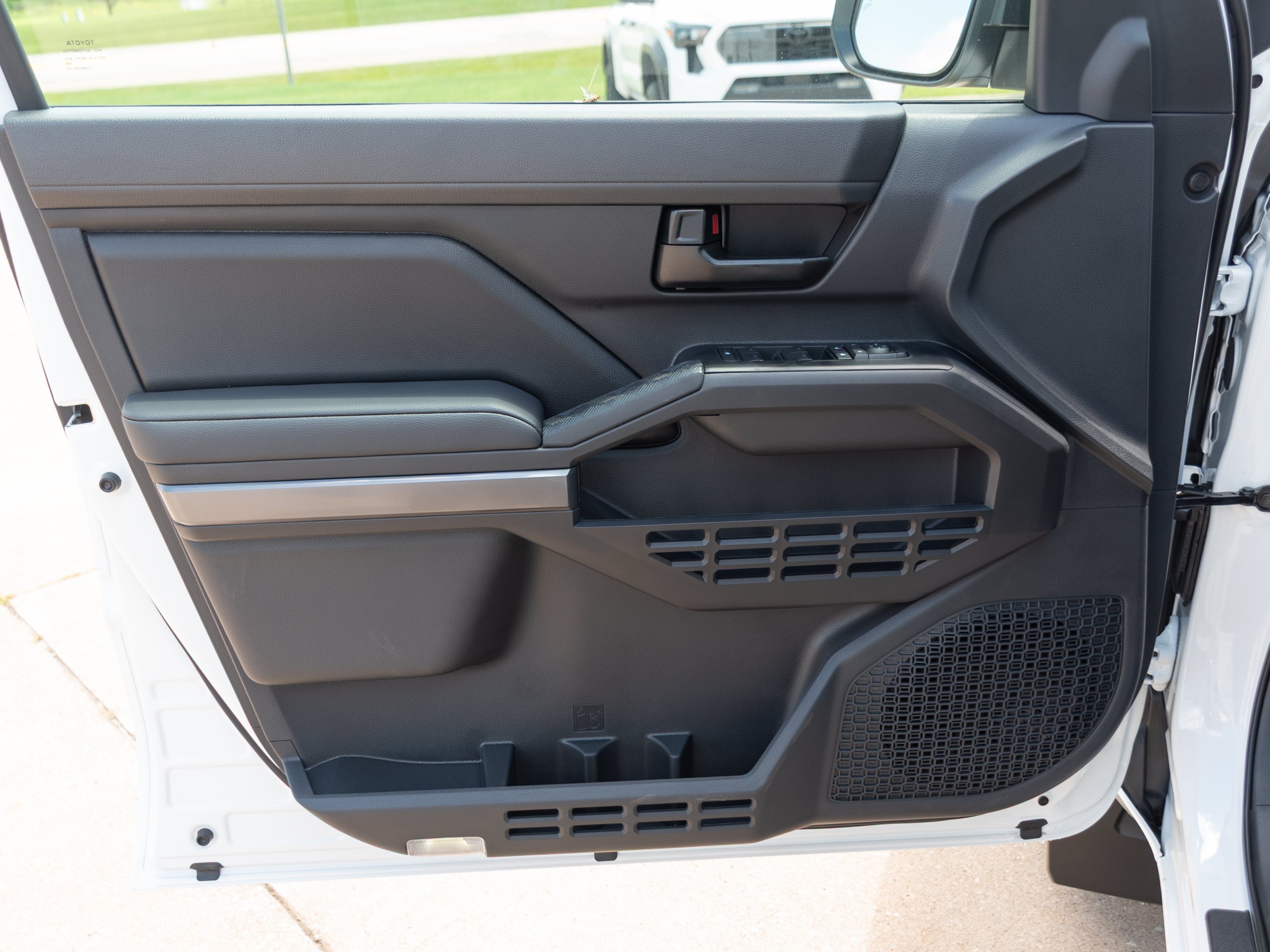 2026 Toyota Tacoma SR5 - Photo 9