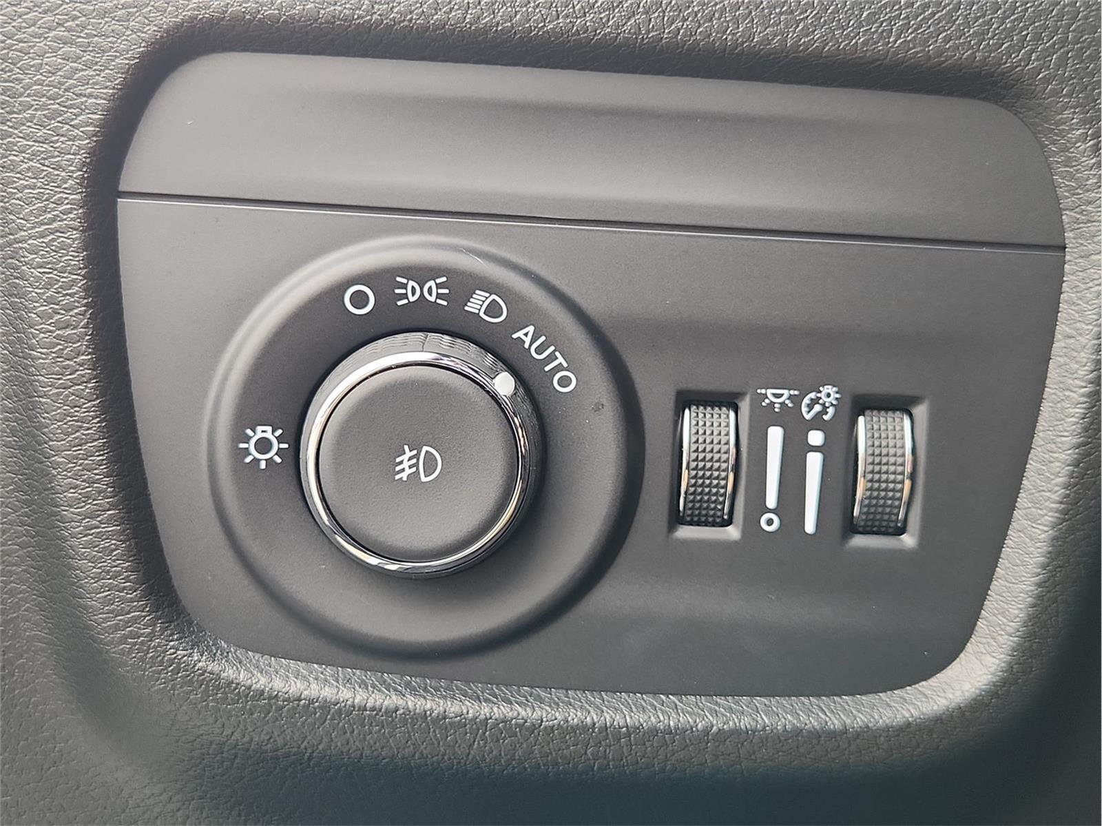 Used 2025 White Jeep Summit 4x4 image 18