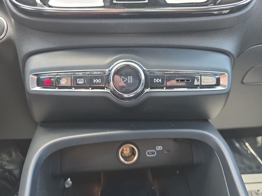 2023 Volvo XC40 Plus - Photo 27